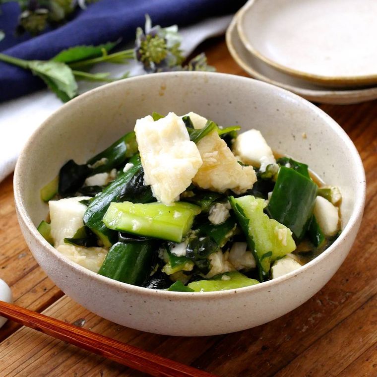 白い器に盛り付けた長芋ときゅうりのさっぱりサラダ