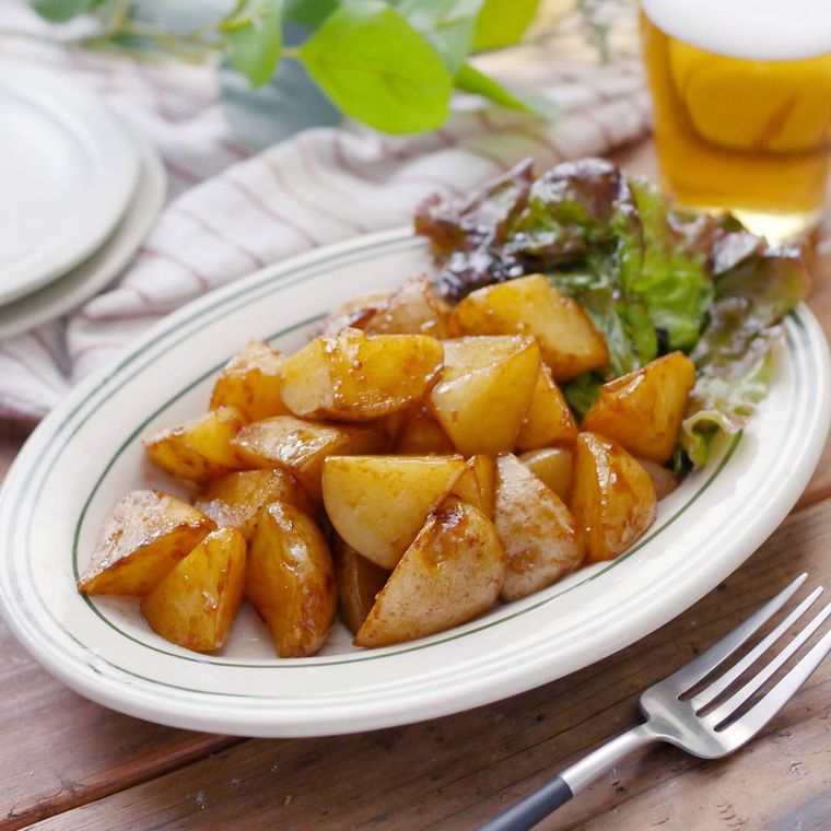 白い皿に盛り付けたじゃがいものオイマヨ照り焼き