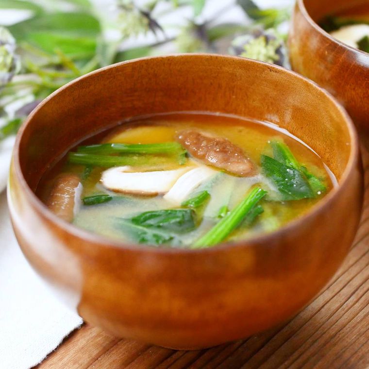 茶色いお椀に盛り付けたほうれん草としいたけのみそ汁