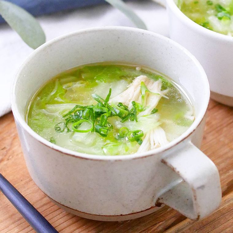 白いスープカップに盛り付けた白菜とえのきの中華スープ