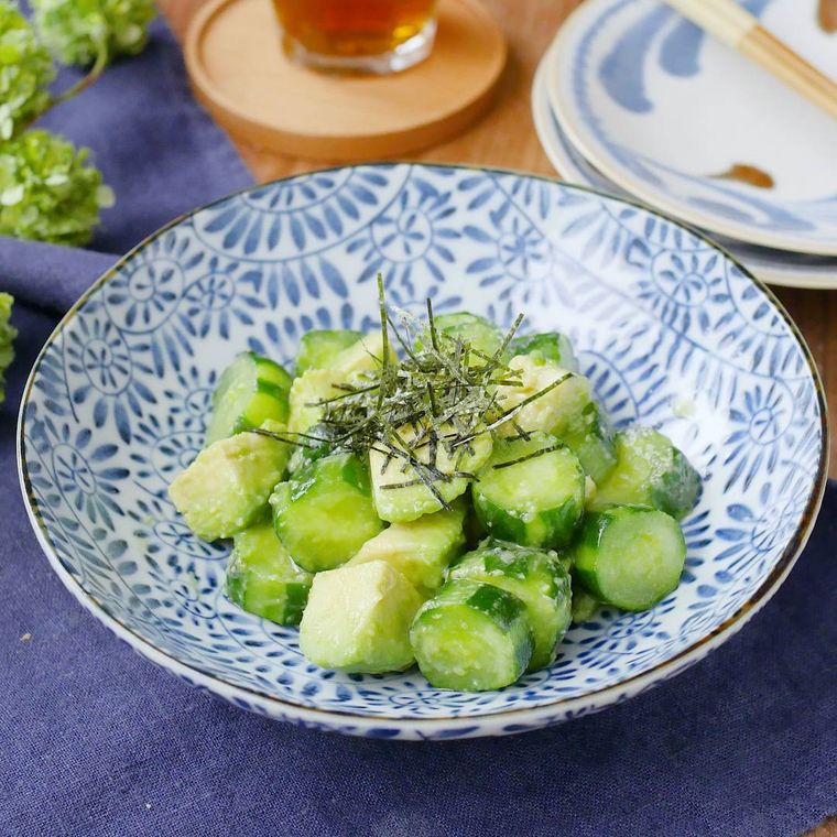 白地に青い模様入りの皿に盛り付けたアボカドときゅうりの塩ダレ和え