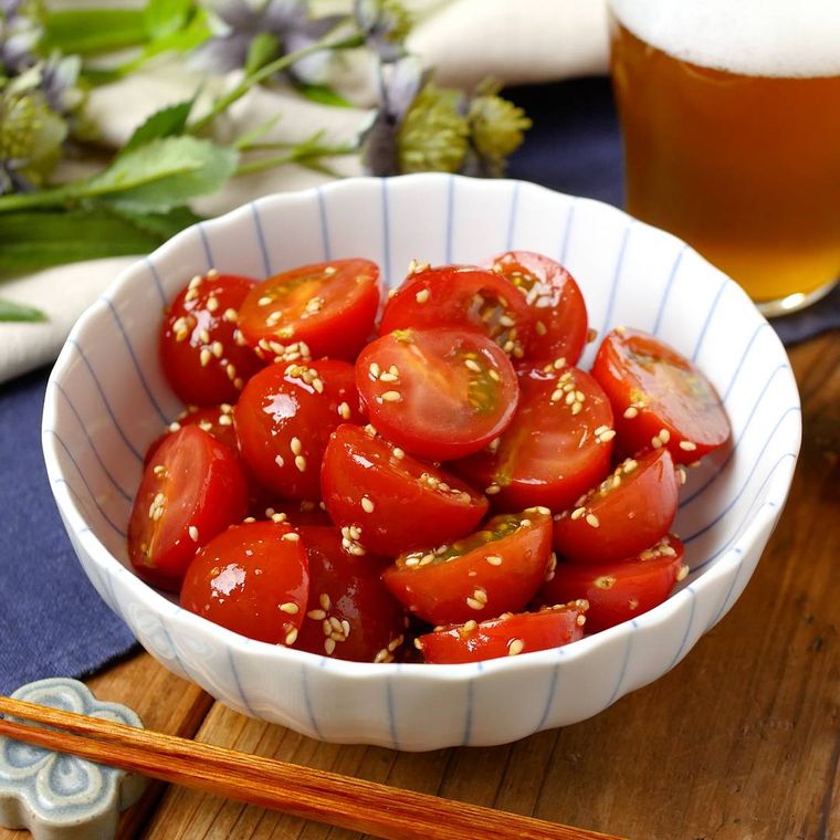 白い器に盛り付けたミニトマトの生ナムル