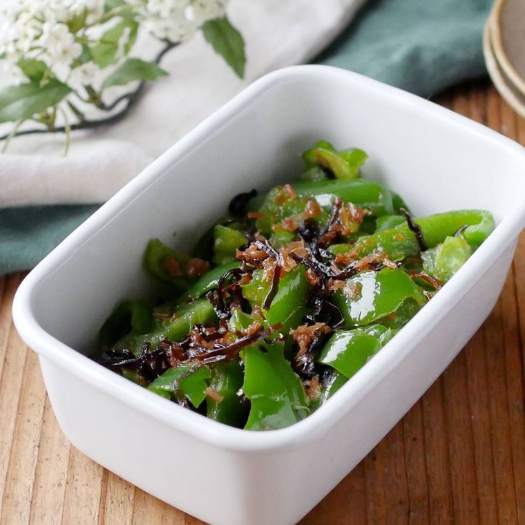 白い保存容器に入ったやみつき塩こんぶおかかピーマン