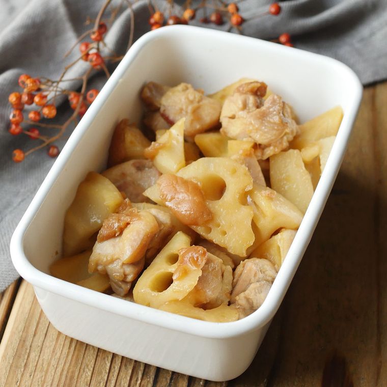 白い入れ物に入った鶏もも肉とれんこんの梅煮