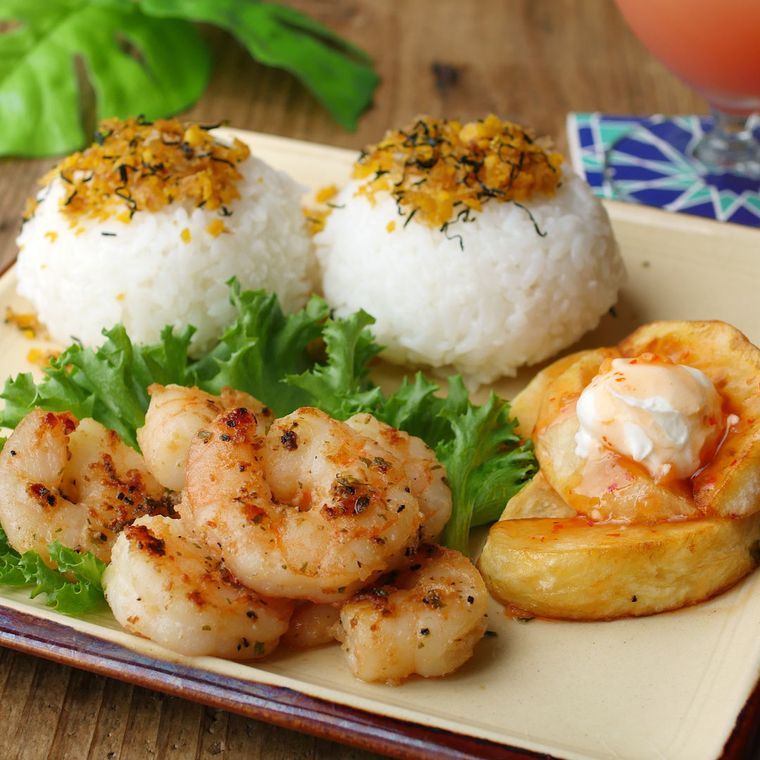 角皿に盛りつけられたガーリックシュリンプ、チーズポテトとライス