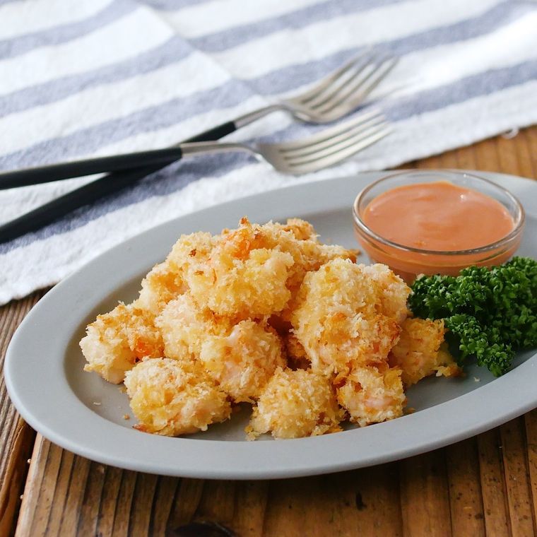 淡色の皿に盛りつけられたポップコーンシュリンプとオーロラソース