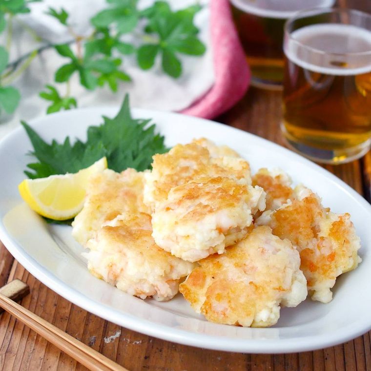 白い皿に盛りつけられているえびとはんぺんのマヨチーズつくね