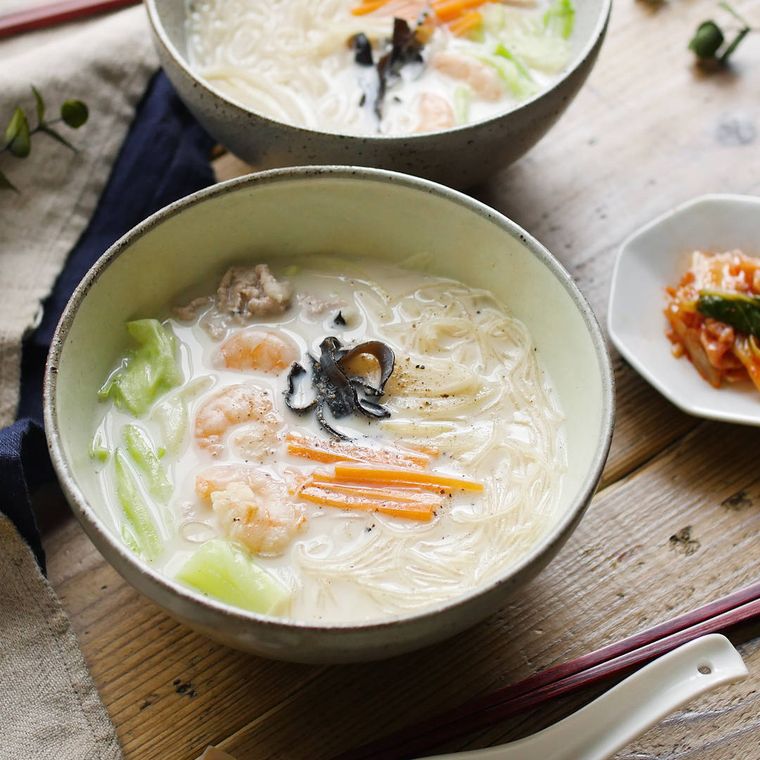 丼鉢に盛りつけられた豚肉と野菜、えび入りの春雨ちゃんぽんスープ