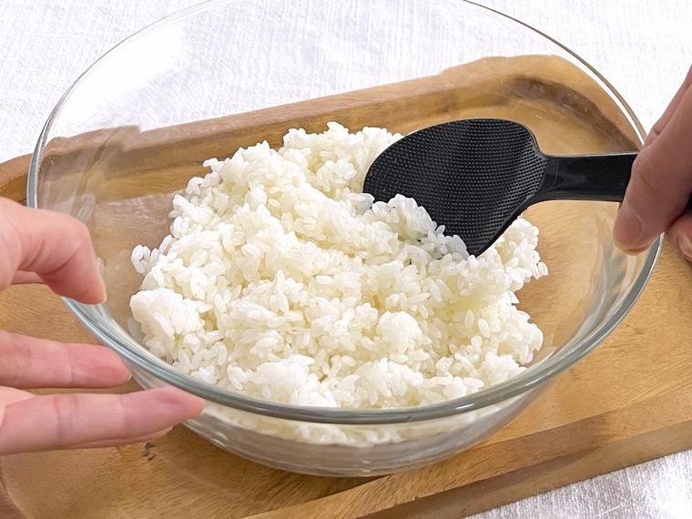 ボウルで酢飯を作っている様子