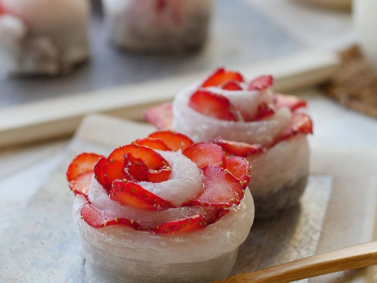 白玉粉で簡単もちもち ケーキみたいな バラいちご大福 Macaroni