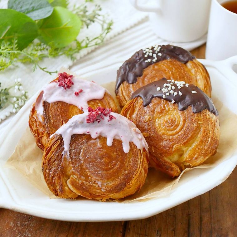 白い皿にのったシュプリームクロワッサン