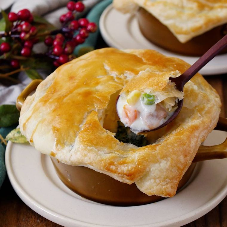 茶色の皿に入ったパイシチュー