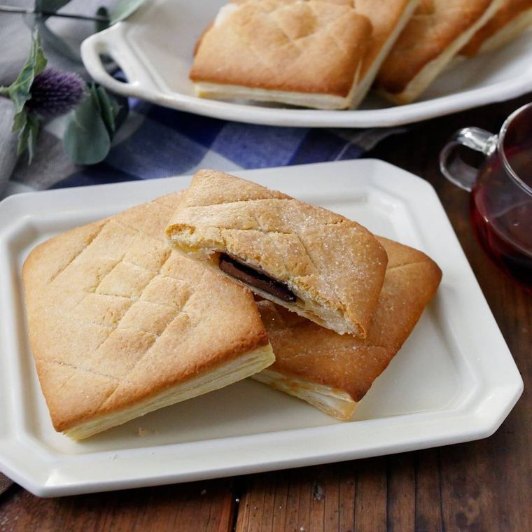 白い皿にのったメロンパイ