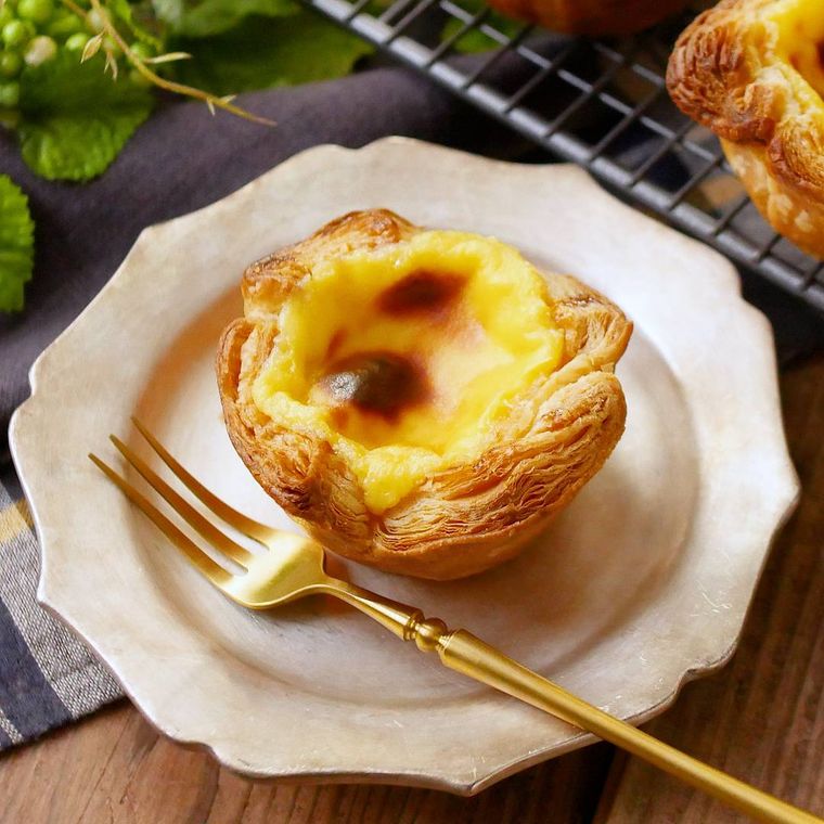 ベージュの皿にのったパイシートで作るエッグタルト
