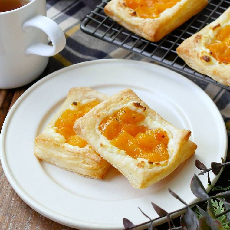 白い皿にのった柿とクリームチーズのパイ