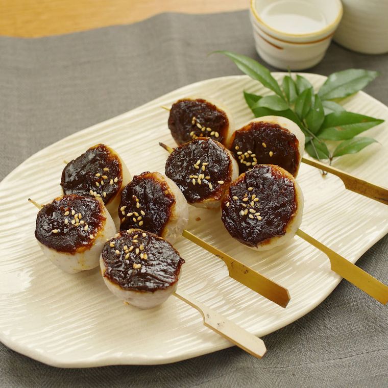 白い皿に盛られた里芋の味噌田楽