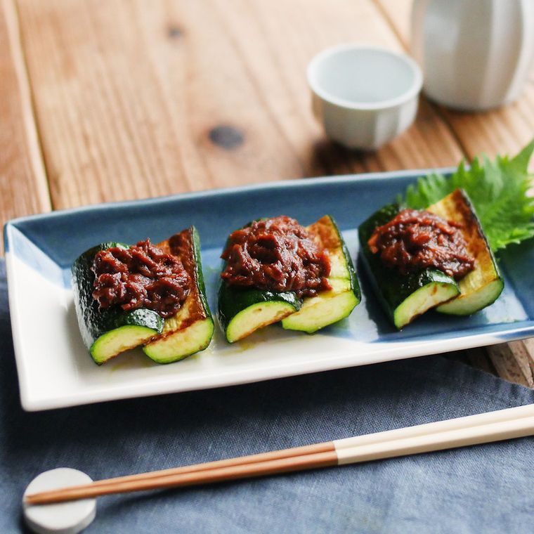 青い皿に盛られたズッキーニの味噌田楽