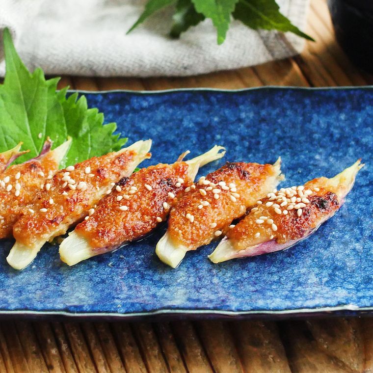 青い皿に盛られたみょうがの味噌田楽