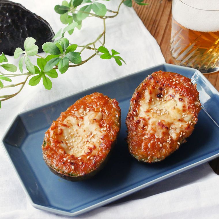 青い皿に盛られたアボカドの味噌田楽