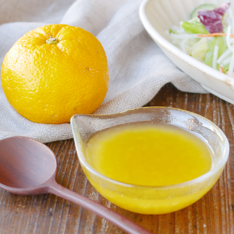 ガラスの器に入ったゆずドレッシング