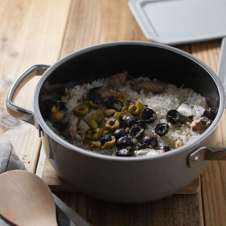 鍋で炊かれたさば缶とオリーブの炊き込みごはん