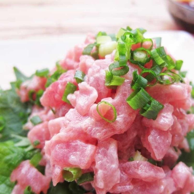 ネギトロページです！ 基本レシピ】ねぎとろの簡単な作り方。安いマグロが絶品に！ - macaroni