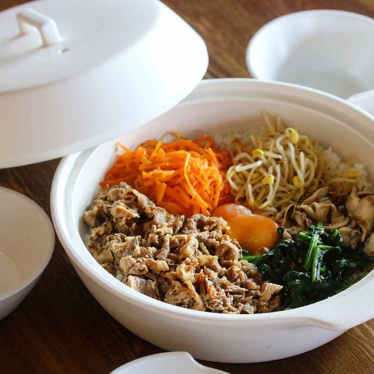 フタ付き土鍋に入った牛バラ肉やいろんな野菜の石焼きビビンバ