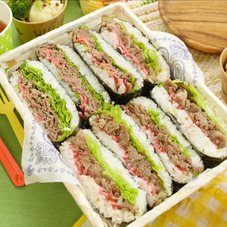 四角い容器に盛りつけられた牛バラ肉と紅しょうが入りおにぎらず