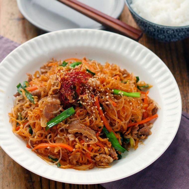 白い皿に盛りつけられた春雨と切り干し大根の牛バラ肉入り炒め物