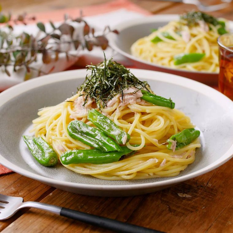 白いお皿に盛り付けられたししとうの和風ペペロンチーノ