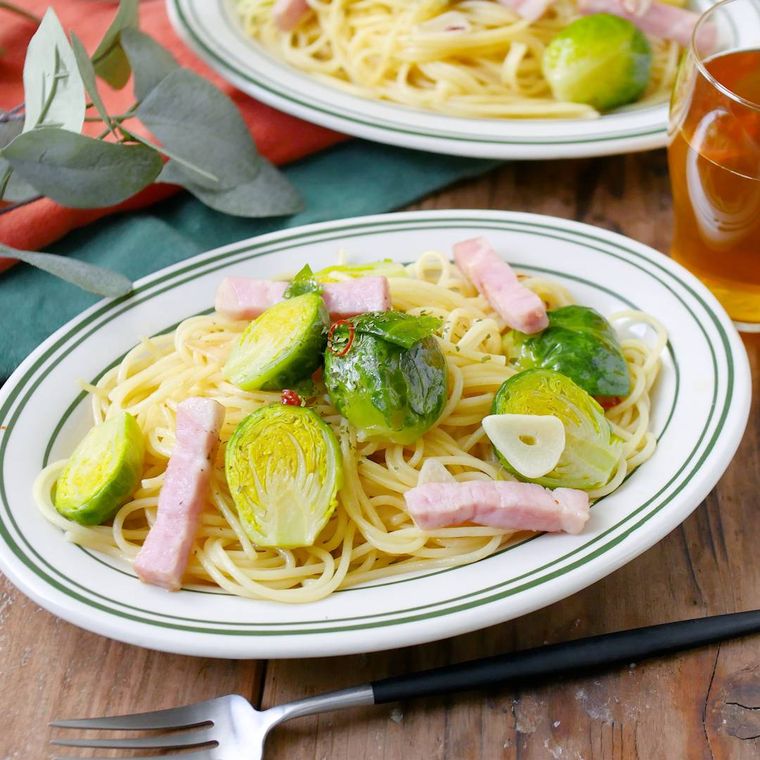 おしゃれな楕円形のお皿に盛り付けられた芽キャベツのペペロンチーノ