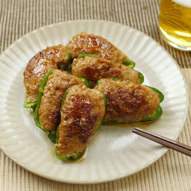 白い皿に盛られた和風ピーマンの肉詰め焼き