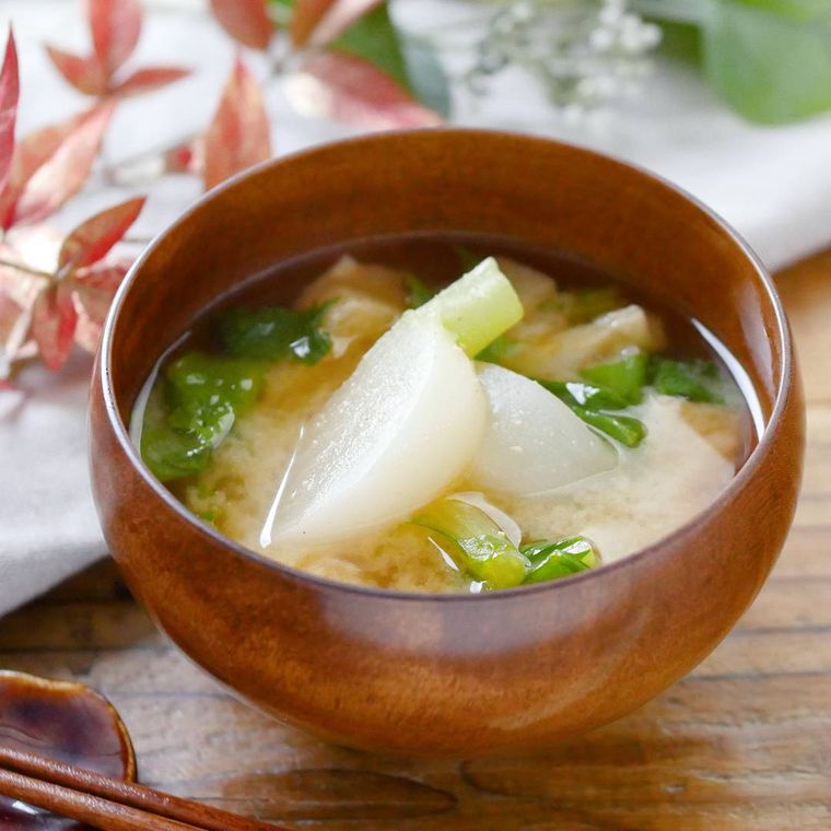 茶色の汁椀に盛られたかぶのみそ汁
