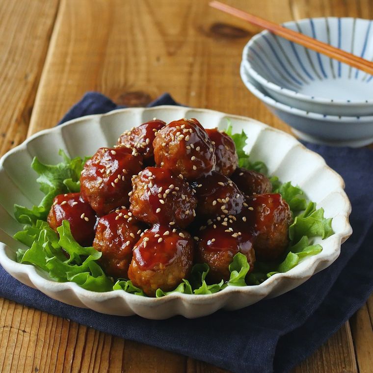白い皿に盛られた、焼き麩入り肉団子