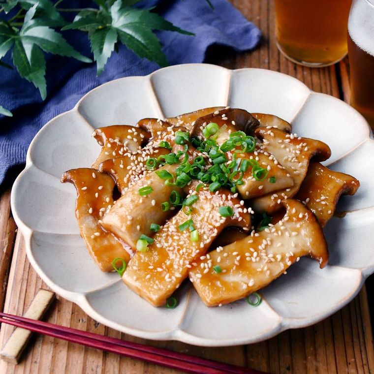 白い菊皿に盛り付けたエリンギのしょうが焼き