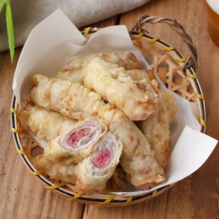 木製のかごに盛られた紅しょうがと豚ロース肉の天ぷら