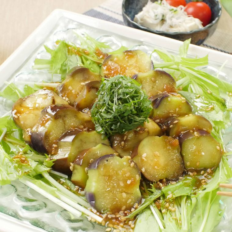 白い四角皿に盛り付けたなすの梅しそポン酢