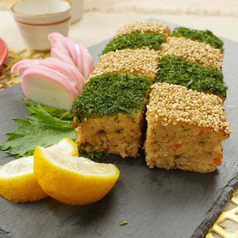 黒いプレートに盛られた、鶏ひき肉の松風焼き