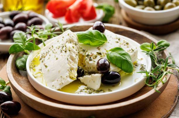 ギリシャ料理の必須食材「フェタチーズ」とはどんなチーズ？特徴や定番