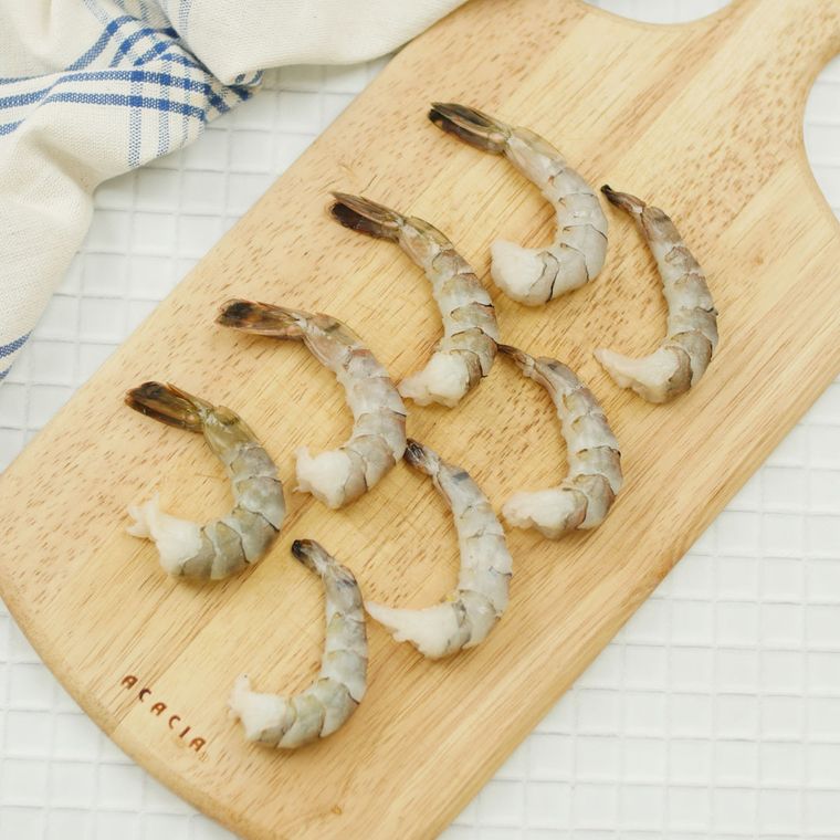 下処理した海老がまな板に並んでいる