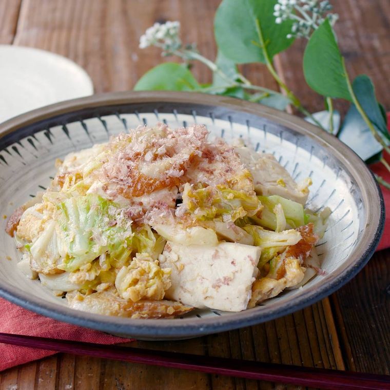 白とベージュの皿にのったキャベツと木綿豆腐のチャンプルー