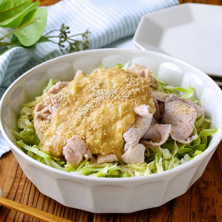 白い皿に入ったたっぷりキャベツの冷しゃぶサラダ