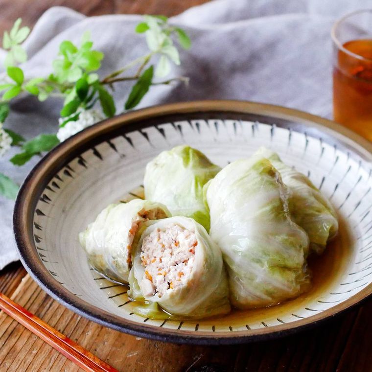 白と茶色の皿にのった和風ロールキャベツ