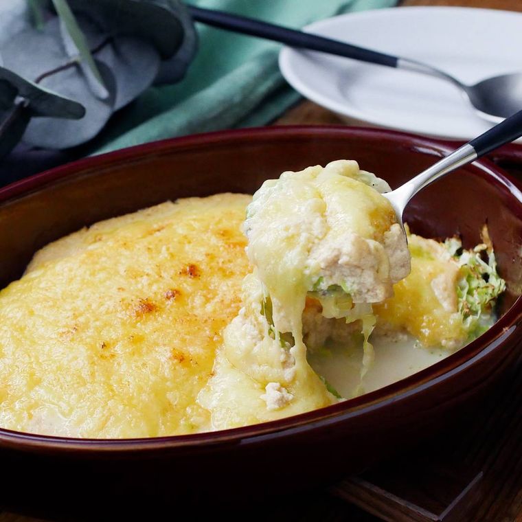 茶色の皿に入った千切りキャベツの絹豆腐グラタン