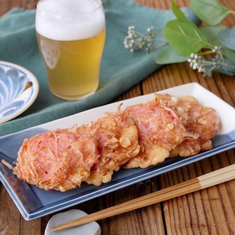 青と白の皿に盛られた紅しょうがの天ぷら