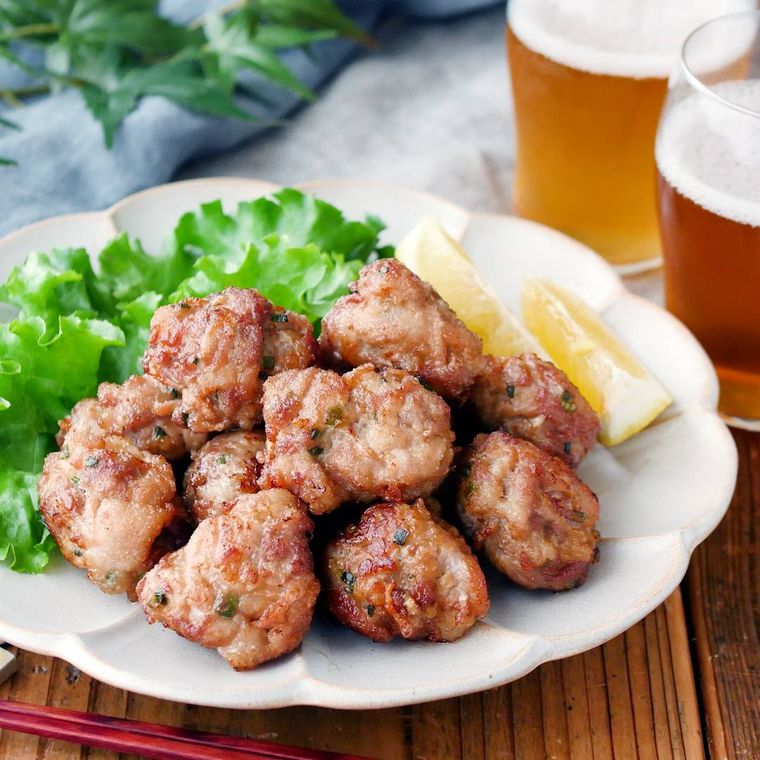 白い皿に盛られた豚肉と紅しょうがの唐揚げ