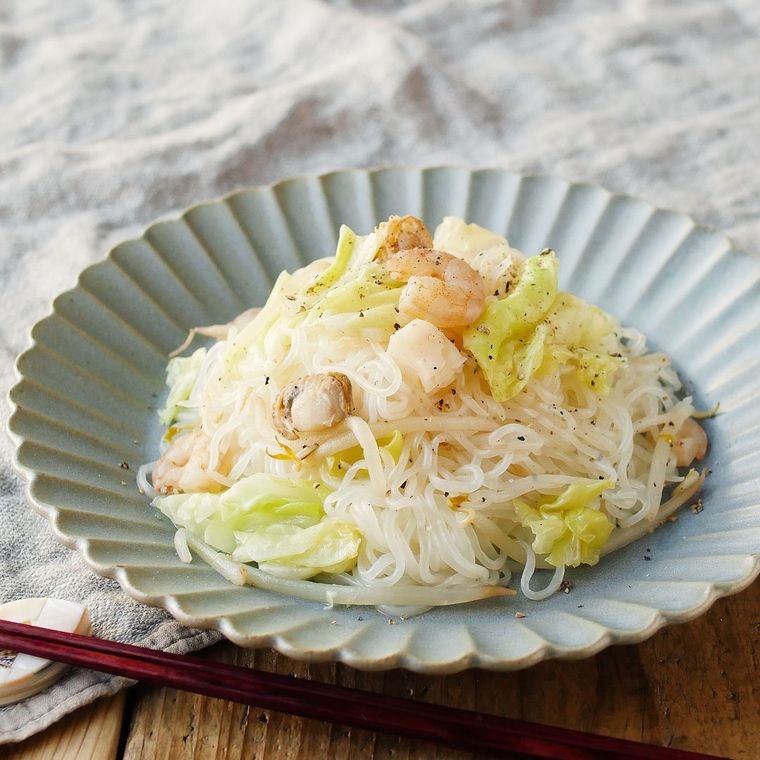 花形の皿に盛り付けられた糸こんにゃくのシーフード塩焼きそば