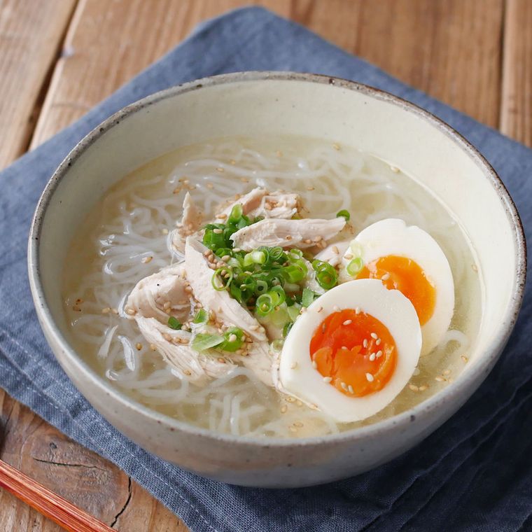 白い丼に入った鶏塩だしの糸こんにゃくラーメン