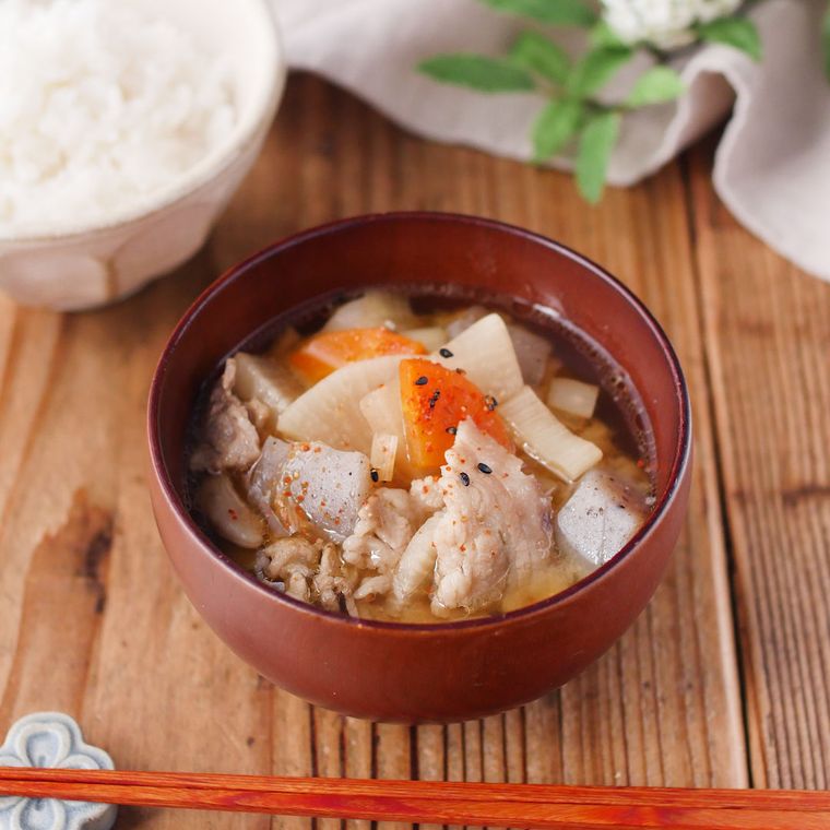 汁茶碗に入った具だくさん豚汁とごはんと箸
