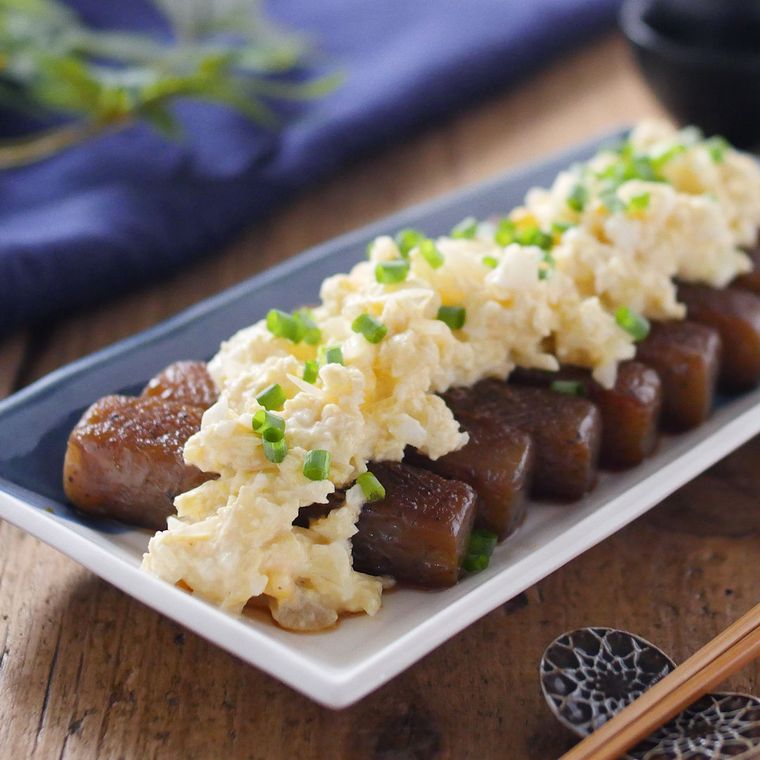 細長い皿に盛り付けられたこんにゃくのタルタルがけと、箸置きと箸